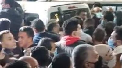 الآلاف من أهالي كفر الشيخ يشيعون ثلاثة شبان لقوا مصرعهم في حادث انقلاب سيارة (فيديو) 