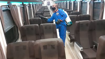 استمرار عمليات التعقيم داخل السكة الحديد لمواجهة فيروس كورونا المستجد (صور)