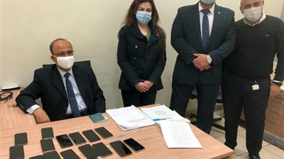ضبط محاولتي تهريب عدد من الهواتف المحمولة وأعشاب بمطار القاهرة