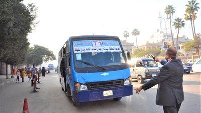 محافظ الغربية يوقف سيارات الشركة الإنجليزية لنقل الركاب لعدم اتباع الإجراءات الاحترازية (صور) 