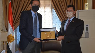 وزير الرياضة يكرم اللجنة الخماسية على جهودها في إدارة اتحاد الكرة (صور)