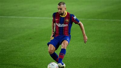 جوردي ألبا يغيب عن مباراة إيبار بسبب الإيقاف 