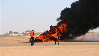 تجربة طوارئ لانفجار  طائرة فور هبوطها بمطار أبو سمبل (صور)