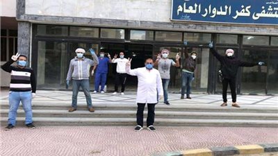 خروج 10 حالات بعد تعافيهم من فيروس كورونا بمستشفى حجر  كفر الدوار (صور)