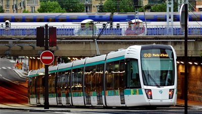 فرنسا تعتزم منع رافضي تلقي اللقاح من ركوب وسائل النقل العام