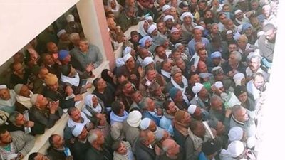 بدون إجراءت احترازية.. تكدس المزارعين أمام جمعية بأسيوط للحصول على الأسمدة (فيديو)