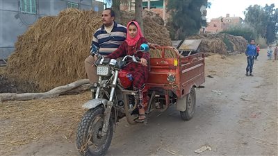 يتعرضان للتنمر.. حكاية كفيف وابنته يتحديان مصاعب الحياة بالعمل