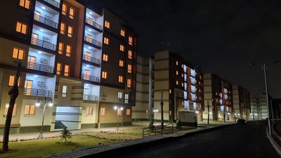 إجراء تجربة إطلاق التيار الكهربائي بوحدات موظفي العاصمة الإدارية في مدينة بدر (صور)