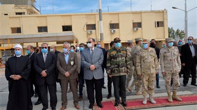 محافظ أسيوط وقائد المنطقة الجنوبية يتقدمان الجنازة العسكرية للشهيد 
