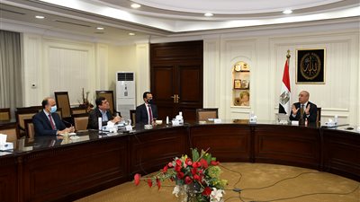 وزير الإسكان يتابع الموقف التنفيذي لمشروع تطوير منطقة 