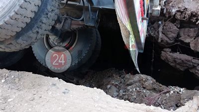 انقلاب سيارة نقل ثقيل بسبب انهيار أرضي مفاجئ بكوبري في المنوفية (صور) 