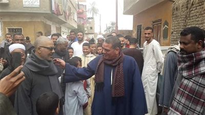 دون إجراءات احترازية.. برلماني يقعد جلسة لمناقشة طلبات المواطنين في قنا (صور)