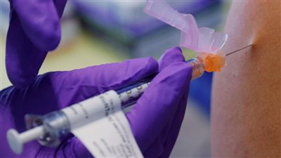 انتفاخ في العين وألم في الحلق ودوخة.. ظهور أعراض غريبة بعد تلقي لقاح 