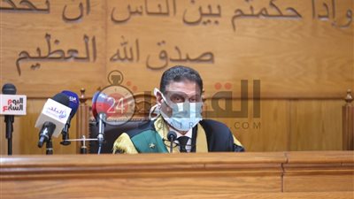 ننشر صور محمود عزت مرشد الإخوان داخل قفص الاتهام