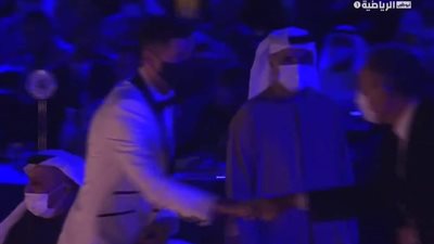 الخطيب يصافح ليفاندوفسكي في حفل جلوب سوكر