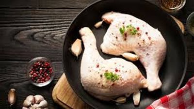 أضراره غلبت فوائده.. مركز السيطرة على الأمراض (CDC) يحذر من غسل الدجاج قبل الطهي