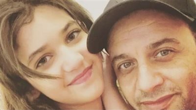 مصطفى قمر يهنئ ابنته لحصولها على الميدالية الذهبية في الجمباز (فيديو)