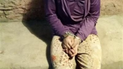 بعد فشل علاجهما بسبب الفقر.. سلاسل حديدية لطفلة وشاب يعانيان من إعاقة ذهنية وضمور بالمخ في سوهاج