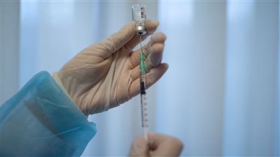 إسبانيا تؤجل بدء التطعيم بلقاح 