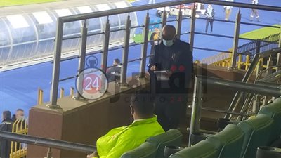 محلل أداء الأهلي يتوجه إلى غرفة الملابس بين الشوطين (صور)