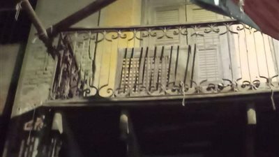 نائب محافظ المنيا يتفقد موقع انهيار عقار من طابقين بحي وسط المدينة (صور)