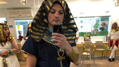 محمد على يمثل السينما المصرية بكرنفال فرعونى فى شوارع برشلونة