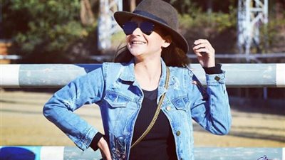 نيللي كريم في أحدث جلسة تصوير من داخل ملاعب الخيل (صور)