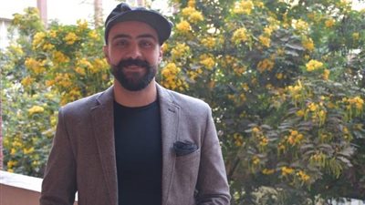 إسلام سعيد &#8220;وحش الشارع&#8221; يحتفل بالكريسماس مع سكان المقابر