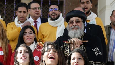 البابا تواضروس الثاني يشارك الكورال الغناء احتفالاً بعيد الميلاد في الكاتدرائية بالعباسية (صور وفيديو)