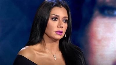 بعد عدة إطلالات مثيرة للجدل.. رانيا يوسف بالكاجوال برفقة مصطفي فهمي (صور)