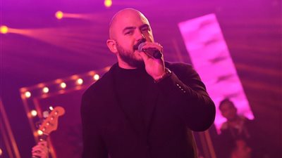 العسيلي يتألق وسط جمهوره في حفل غنائي بأحد الفنادق الضخمة (صور)