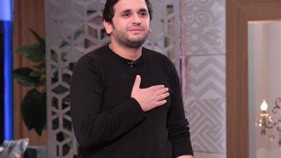 مصطفى خاطر يشارك جمهوره صورة مع عمرو سعد داخل الطائرة (صورة)