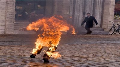 احتجاجًا على إزالة منزله.. شخص يشعل النار في نفسه بقنا