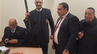 ضبط أمريكى حاول تهريب بندقية مزودة بتلسكوب من مطار القاهرة (صور)