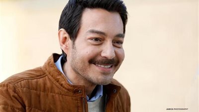 أحمد زاهر ينشر صورة الوشم الجديد ويعلق: “كفاية هري بقى” (صورة)