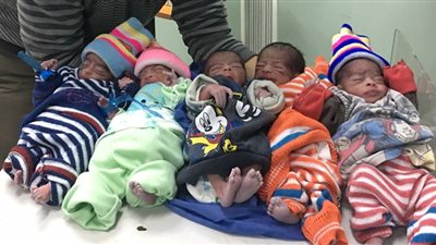 والد سيدة وضعت 5 توائم بقنا: “رزق ربنا ولسه لم نطلق عليهم أسماء”