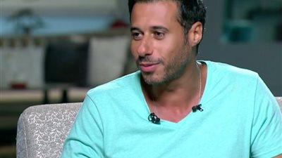 أحمد السعدني ينشر صورة ساخرة من فيلم “مرجان أحمد مرجان” ويعلق: “كدة كتير” (صور)