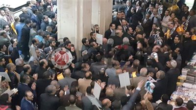 المحامين تحتشد بمحكمة زينهم تضامنًا مع سامح عاشور (صور وفيديو)