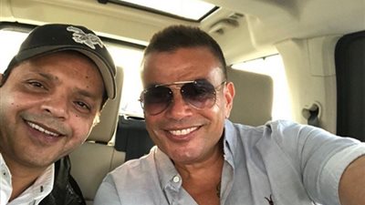 محمد هنيدي وعمرو دياب “بيلعبوا كوتشينه” فوق السحاب (صورة)
