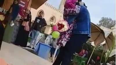 جامعة المنصورة تقرر تخفيف عقوبة طالب “فيديو الحضن” (بيان)