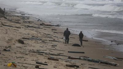 حطام قارب مصري بشواطئ غزة