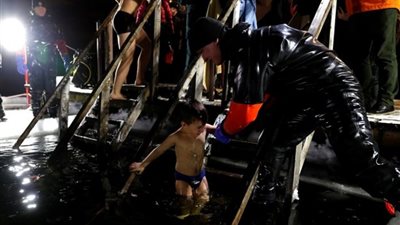 طقوس دينية وسباحة ومرح فى احتفالات العالم بـ”عيد الغطاس”