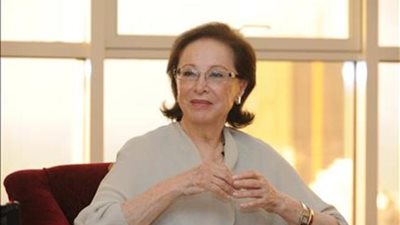 فاتن حمامة تستقر أمام المسرح الكبير بالأوبرا (صورة)