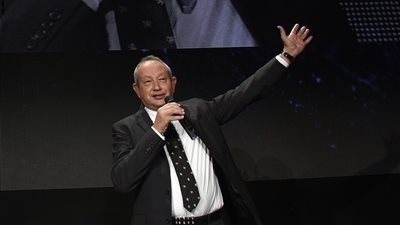 شاهد كيف رد ساويرس على سؤال بشأن ممارسة أى دور سياسى حالياً (تغريدة)