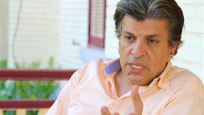 مدير أمن القاهرة يتدخل لإحتواء مشاجرة أمين شُرطة مع خالد مُنتصر بالأيدي