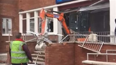 “الزهق وحش”.. عامل يحطم فندق بعد بنائه