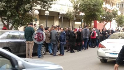 تجمع أنصار نقيب الصيادلة المعزول أمام محكمة عابدين (صور)