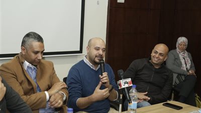 ندوة مراد وصادق حول “جماليات الدعاية وسلطة الجماهير” بمعرض الكتاب (صور)
