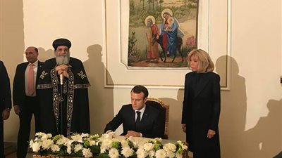 البابا لماكرون: الزيادة السكانية تؤثر على مشروعات التنمية.. وساهموا معنا بتطوير التعليم