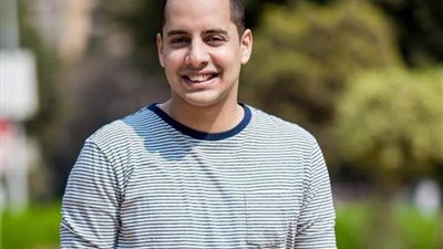 بسبب زحمة الطريق.. عمرو وهبة يقدم برنامجه من السيارة